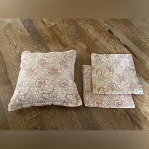 Chenab One Pillow Set